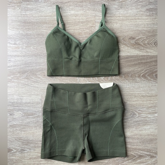 Aerie Offline Workout Set - Picture 4 of 7